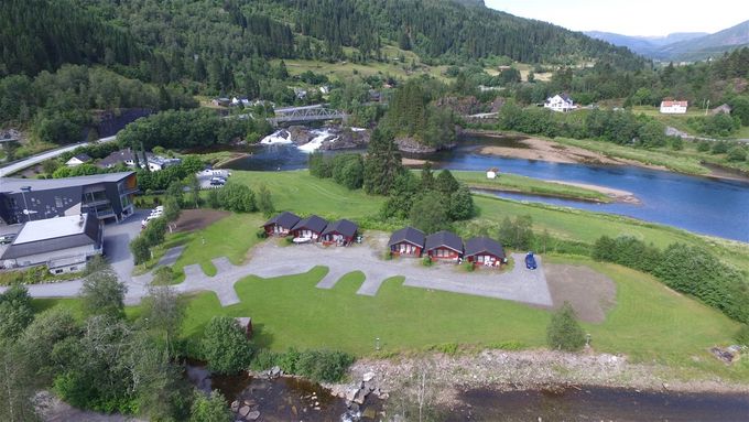 Campingplassen har flott beliggenheit ved lakseelva Nausta. Foto: Anne Sylvi Solheim.