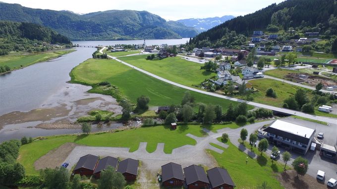 Naustdal Camping har sentral beliggenheit i Naustdal, med kort veg til sentrum med butikk og flott badestrand. I nærheiten finn ein mange merka fjellturer. Foto: Anne Sylvi Solheim.