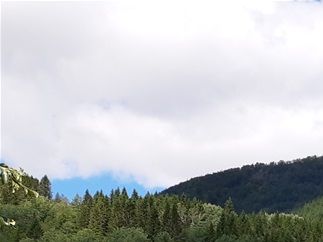 Campingplassen har utleigehytter, leiligheter og oppstillingsplass for bubiler og campingvogner..